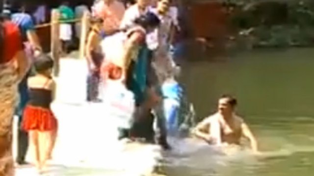 Il se ridiculise en voulant sauver un enfant de la noyade