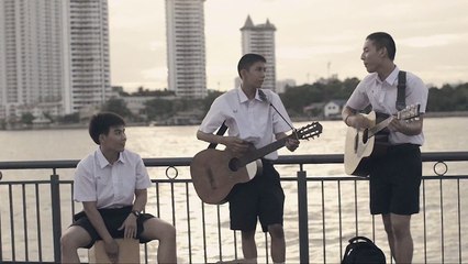 Des étudiants se moquent d'un guitariste... jusqu'à ce qu'ils comprennent tout !