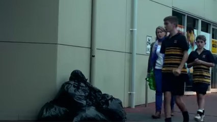Caché dans les poubelles, il fait une blague hilarante aux passants