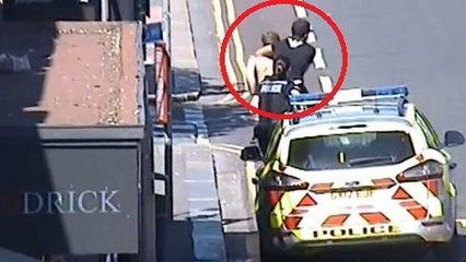 Regardez comment ce jeune homme porte secours à deux policières