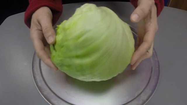 Découvrez comment garder les meilleurs morceaux d'une salade d'un seul geste !