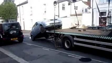 Sa voiture est embarquée par la fourrière ? Il fait ce que tout conducteur rêve de faire