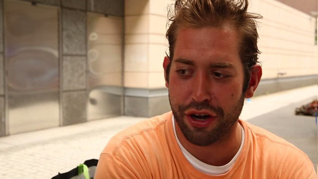 Pour survivre toutes les nuits, ce SDF a une technique très originale