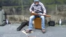 Ce musicien de rue de talent est capable de jouer plusieurs instruments en même temps !