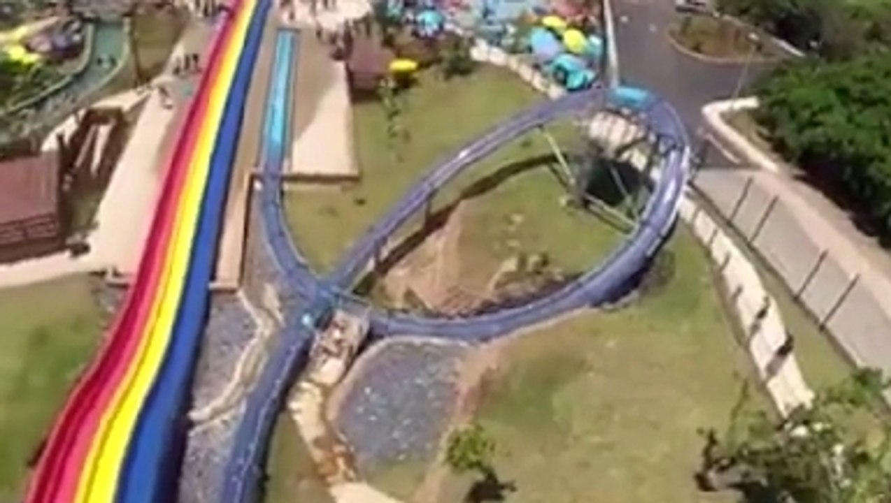 Montez à bord de ce toboggan aquatique qui fait un looping