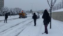 İstanbul'da kar etkisini arttırdı: TEM Mahmutbey-İSTOÇ yine yoğun, İBB ekipleri alarmda