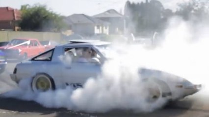 Ils font un énorme burn en voiture pour le mariage de leur ami