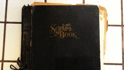 Une femme découvre le vieux carnet de son arrière grand-père, qui contient un vrai trésor