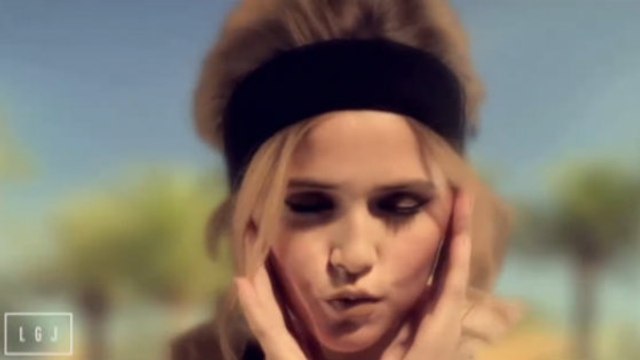 Le Grand Journal : Raphaëlle Dupire imite Brigitte Bardot dans une parodie de pub