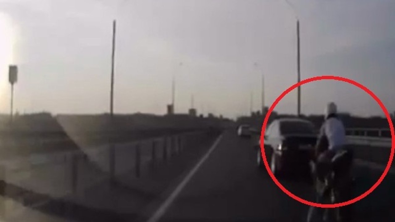 Victime d'un accident spectaculaire, ce motard s'en sort miraculeusement indemne