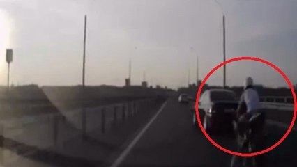 Victime d'un accident spectaculaire, ce motard s'en sort miraculeusement indemne