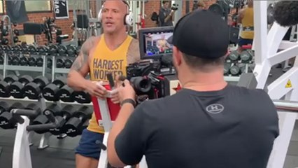 Dwayne Johnson ne fait pas semblant lorsqu'il tourne une vidéo pour son sponsor