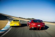 Une Ferrari F12 Berlinetta et une Porsche 911 Turbo s'affrontent en un contre un