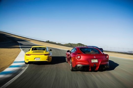 Une Ferrari F12 Berlinetta et une Porsche 911 Turbo s'affrontent en un contre un