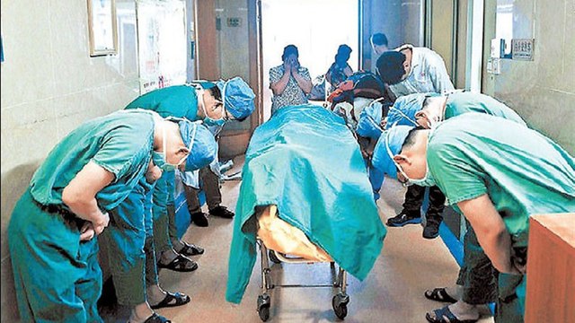 Des médecins rendent un hommage étonnant à un garçon de 11 ans