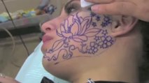 Elle se fait faire un tatouage sur la moitié de son visage