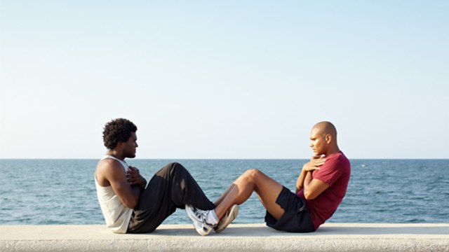 Prenez votre meilleur partenaire d'entraînement et essayez cet exercice pour les abdos
