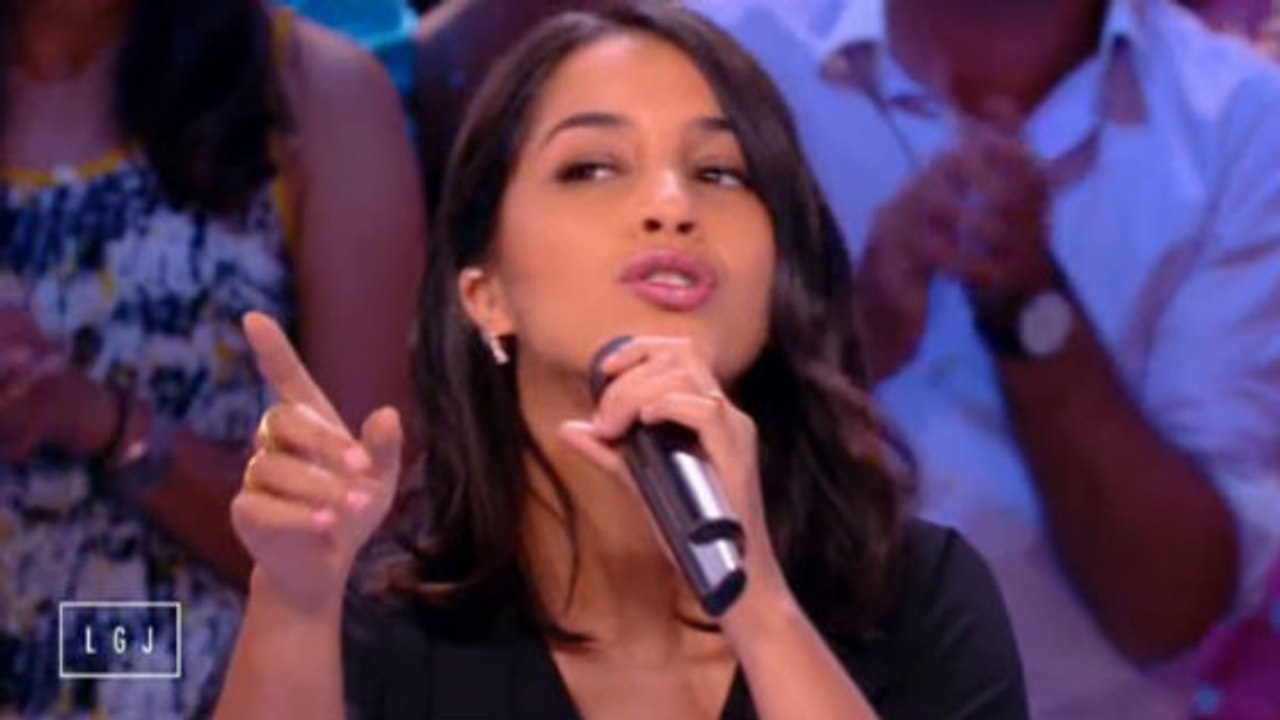 Le Grand Journal: Leïla Bekhti chante en playback "Tu m'oublieras" de Larusso