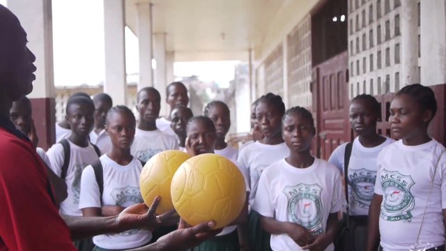 One World Football : un ballon indestructible pour les enfants du tiers-monde