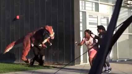 Des passants ont la peur de leur vie en croisant un dinosaure