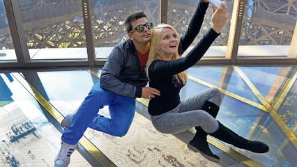 Un plancher de verre à la Tour Eiffel donne des frissons aux visiteurs