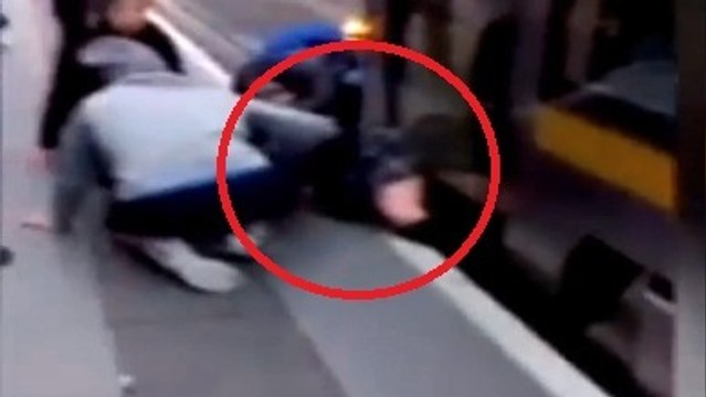 30 personnes s'unissent pour sauver une fille coincée sous un tram