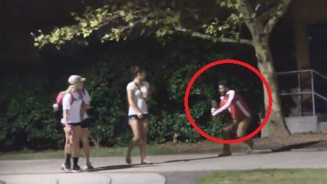 Un homme mutilé demande de l'aide aux passants