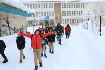 HAKKARİ'DE KAR YAĞIŞI; OKULLAR TATİL EDİLDİ, 84 YERLEŞİM YERİNİN YOLU KAPANDI