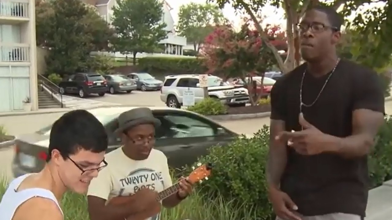 Un rappeur rencontre des musiciens de rue et ils improvisent un trio étonnant