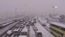 İstanbul kar altında araçlar yolda kaldı... Küçükçekmece E5 kar nedeniyle kapandı çok sayıda araç yolda kaldı