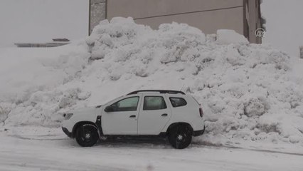 Bitlis kent merkezi kar nedeniyle beyaza büründü