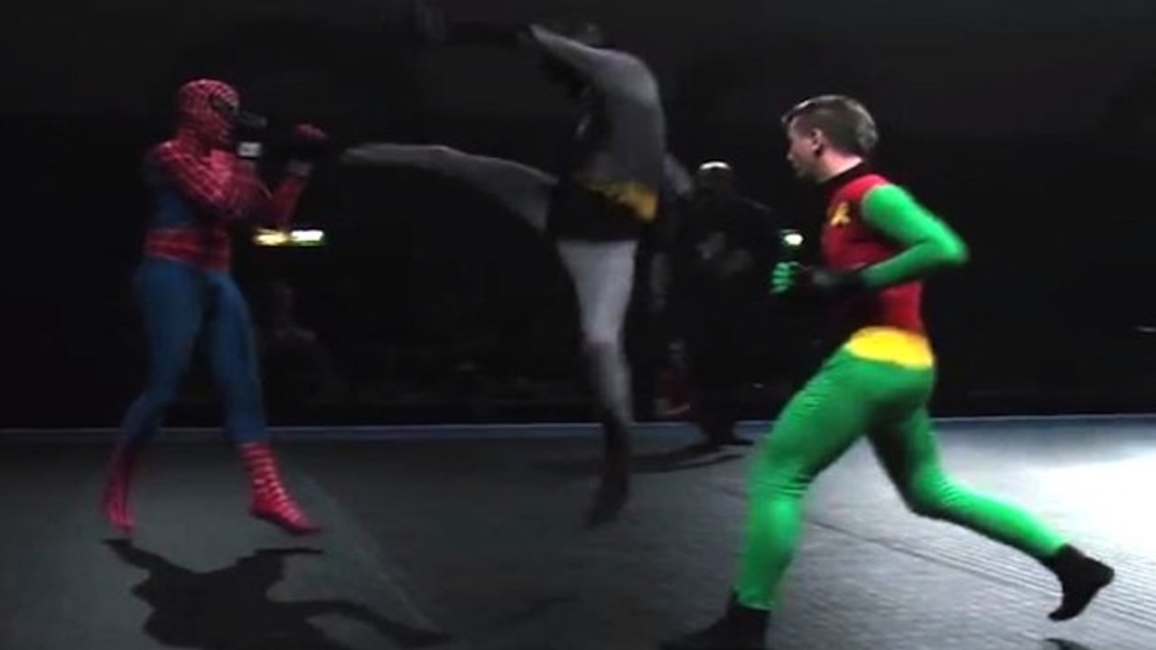 Les génies du siècle : ils organisent un tournoi de MMA entre super-héros !