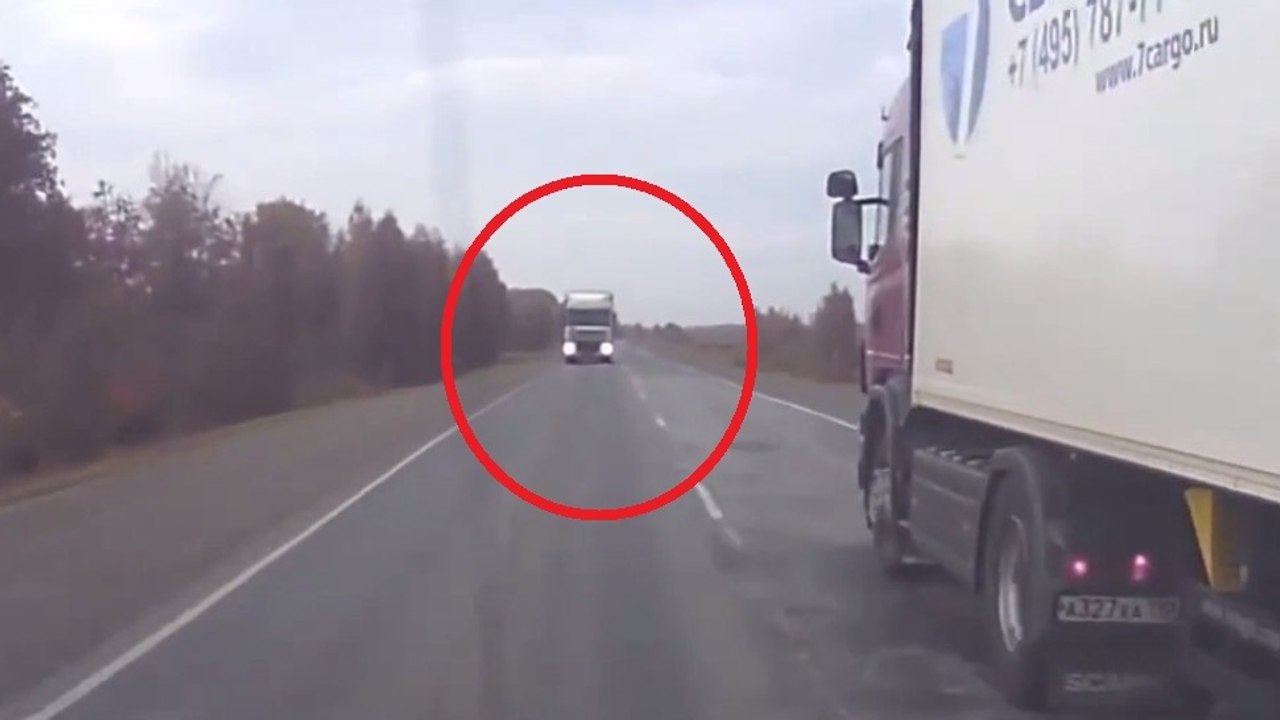 Voilà comment ne pas doubler un camion sur une route à double sens...