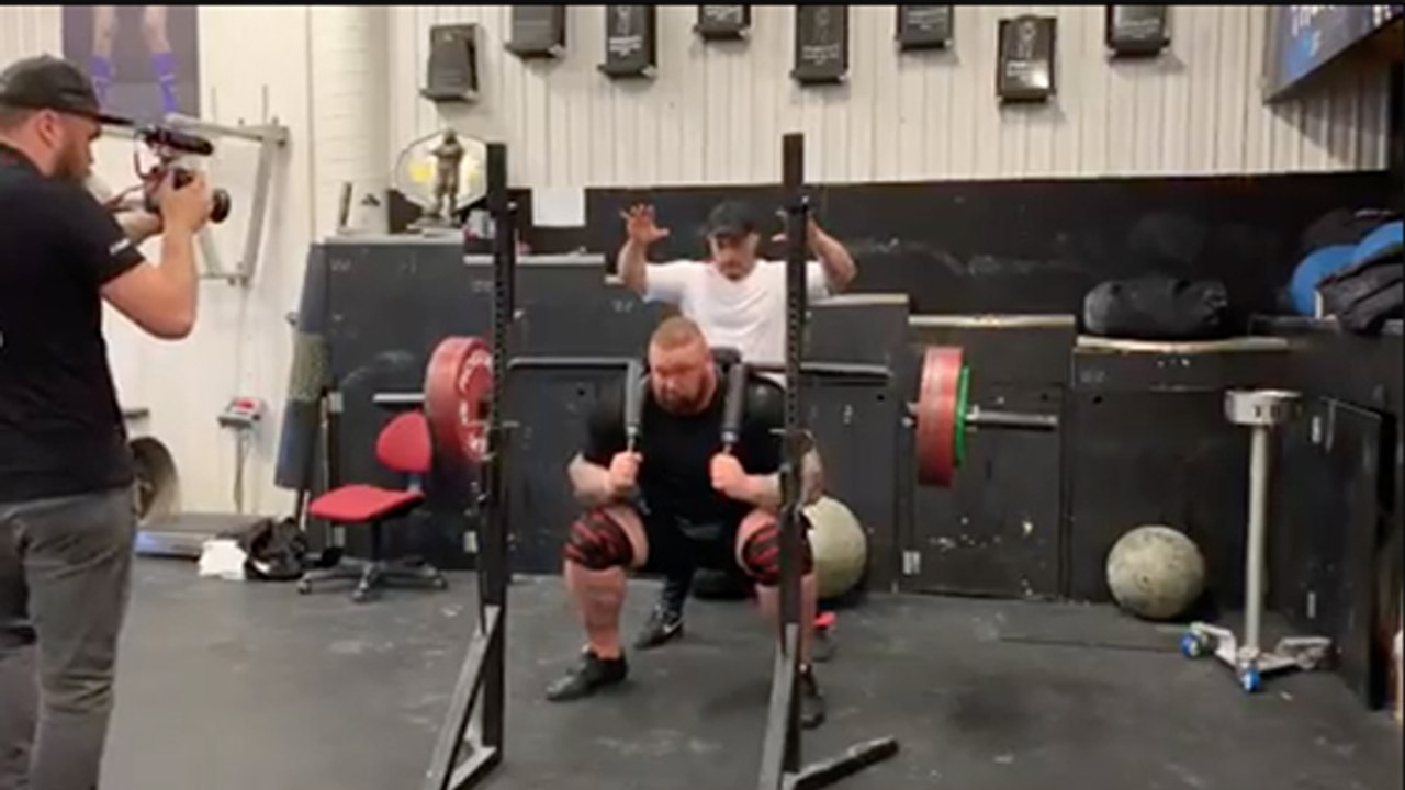 La Montagne réalise 15 reps à 250 kilos avec une facilité déconcertante
