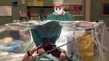 Eveillée, elle joue du violon pendant son opération cérébrale