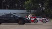 Une McLaren P1, une Porsche 918 Spyder et une Ducati 1199 Superleggera s'affronte en ligne droite