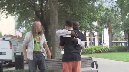 Un homme offre des chaussures aux sans-abri et filme leurs réactions