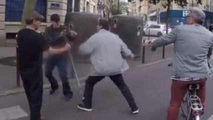 Un chauffard manque d'écraser un homme malvoyant sur un passage piéton et sort pour le frapper (vidéo)