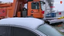 Bağcılar TEM Bağlantı Yolu'nda kalan araçları trafik polisleri itti