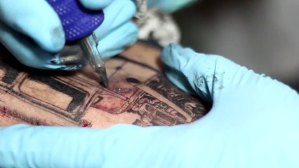 Cet amoureux des voitures se fait tatouer son bolide favori