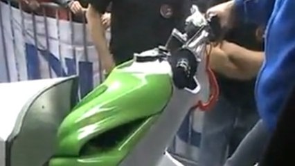 Un scooter trafiqué est testé par la police et le résultat est impressionnant