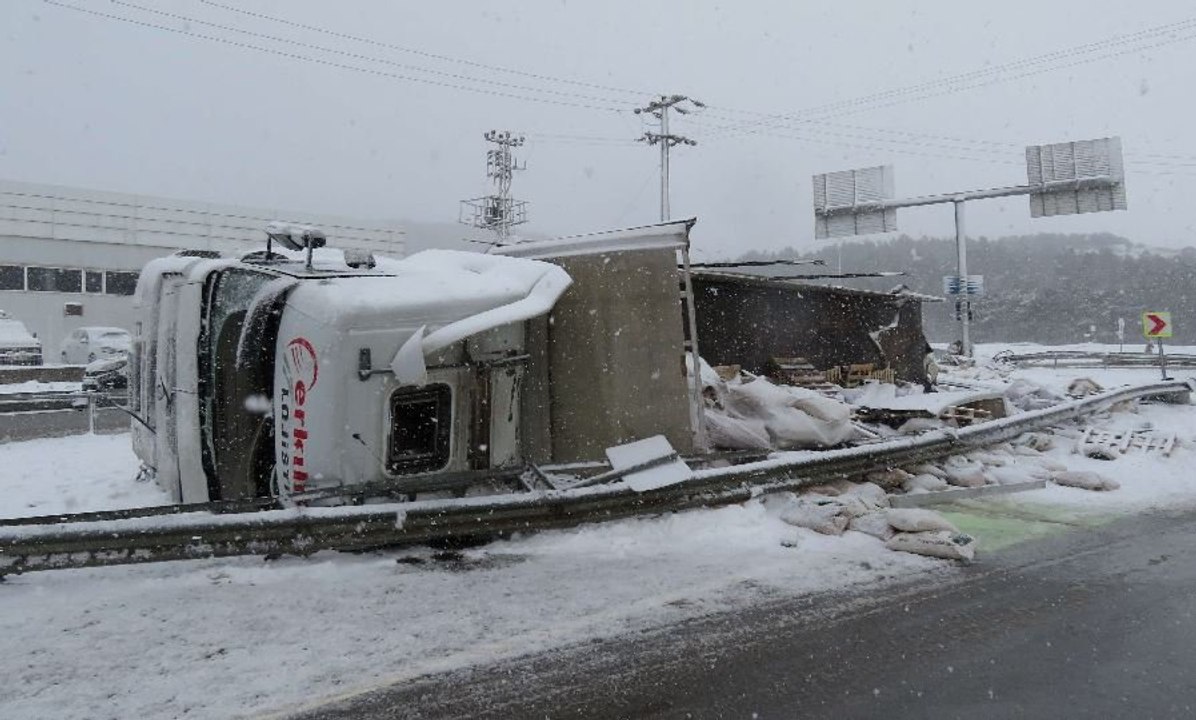 Pendik’te TIR devrildi