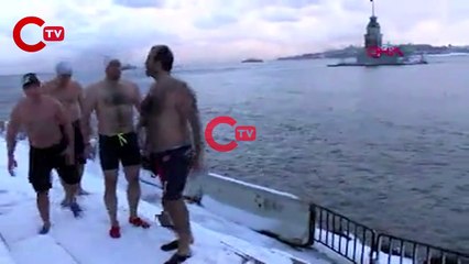 Üsküdar'da buz gibi havada denize atladılar