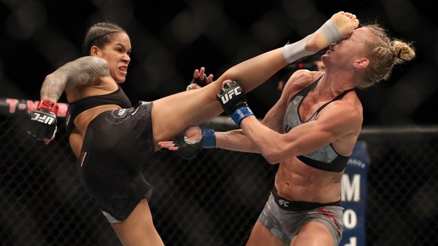 Amanda Nunes inflige à Holly Holm le premier KO de sa carrière avec un high kick venu des enfers (vidéo)