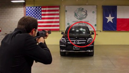 Ils testent une Mercedes blindée avec une rafale de Kalachnikov