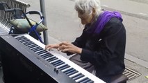 Une vieille dame étonne tous les passants en s'asseyant devant un piano
