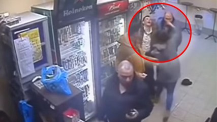 La caissière d'une épicerie russe met KO un client complètement bourré (vidéo)