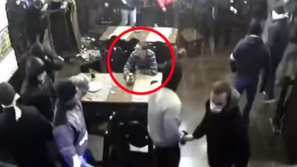 Au cours d'une bagarre dans un bar, cet homme est resté très... zen