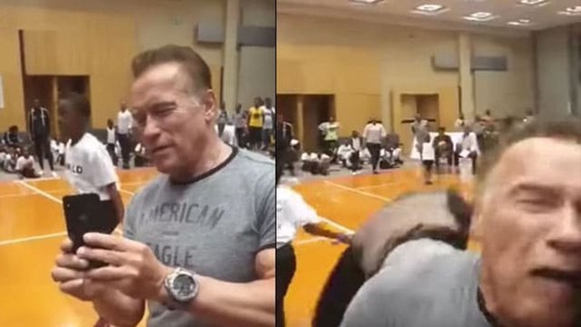Arnold Schwarzenegger violemment agressé avant de s'écrouler au sol lors d'un événement en Afrique du Sud (VIDEO)