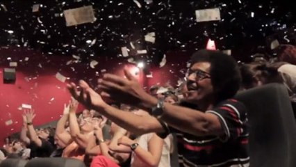 Il fait pleuvoir 1000 dollars de billets dans le hall d'un grand magasin
